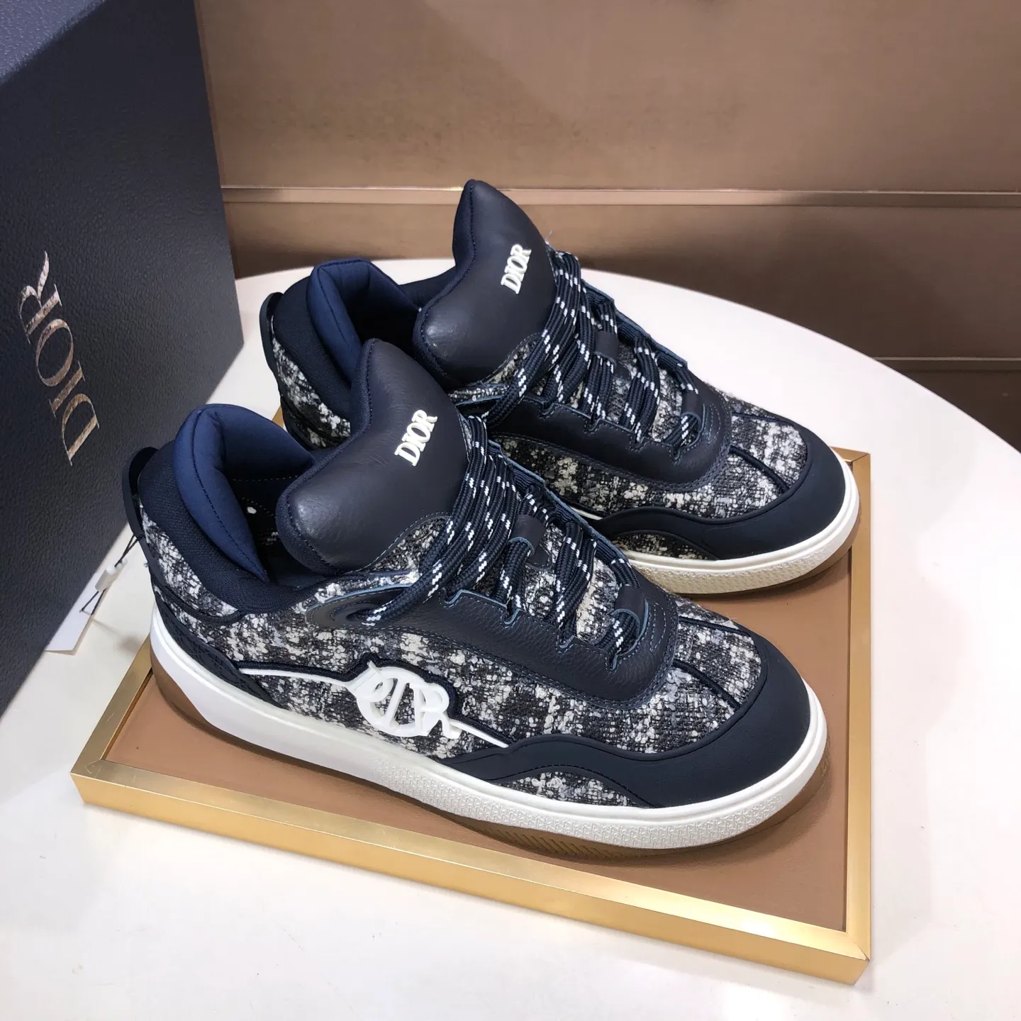 Ex-factory price: 800💶 (top original order) Brand: Dior (Dior) Standard code: Men's size 39-44 (45 customized) Grade: Same as the official website Material: Top original cowhide stitched together Original wear-resistant and lightweight outsole Style category: Fashionable casual shoes Distinguished luxury brand elements top luxury Color: Color of the actual picture